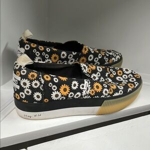 LIKE NEW - TOMS platform canvas sneaker floral print - 7.5